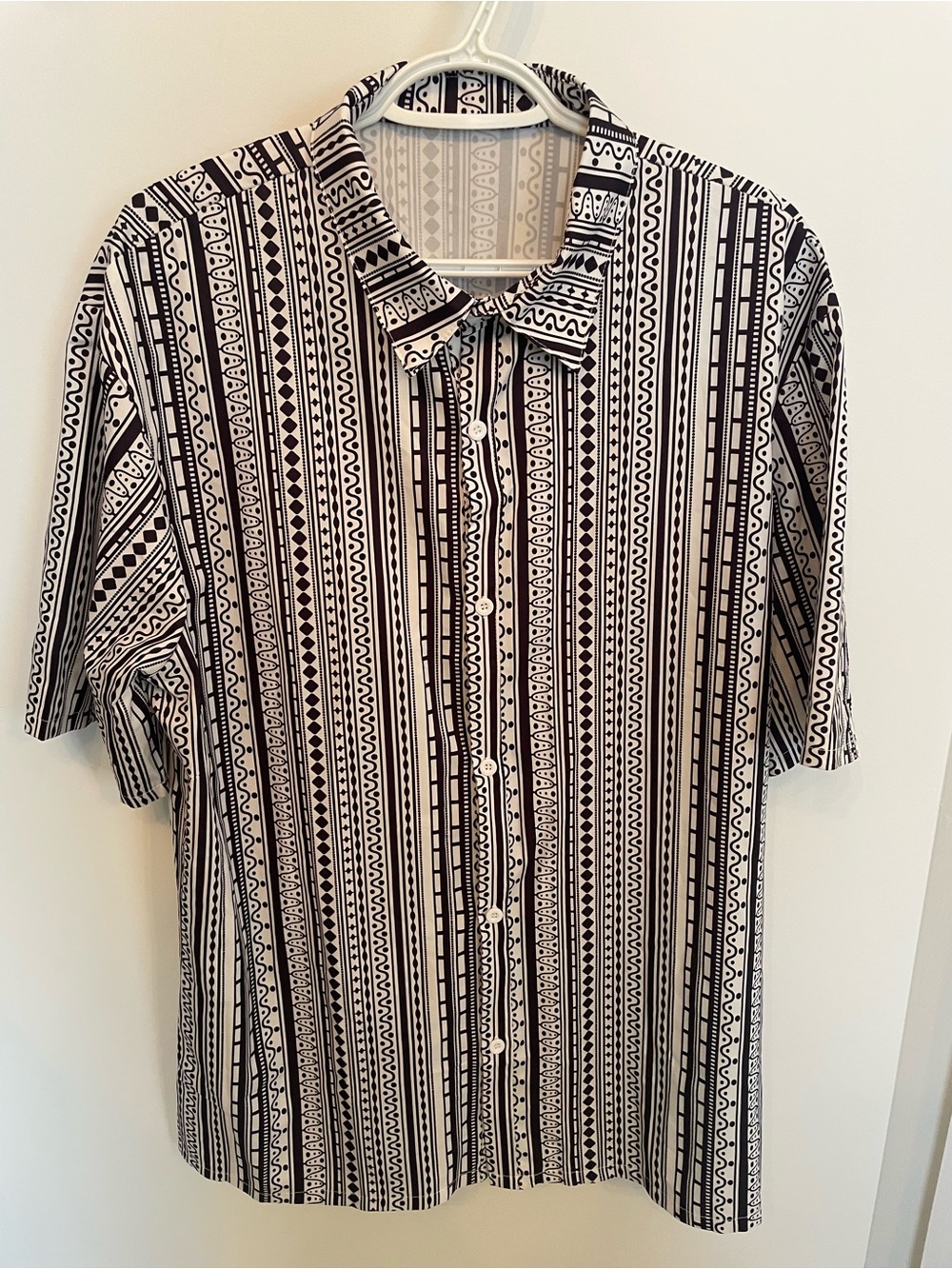 SHEIN Black & White men Striped Aztec Short-Sleeve Button-Up Shirt - size XL